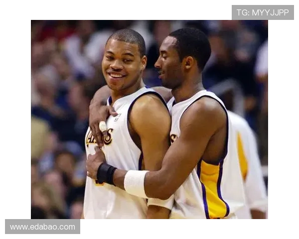 乔治与足球明星们的精彩合影展现了他们的友谊与激情 乔治与足球明星们的精彩合影展现了他们的友谊与激情