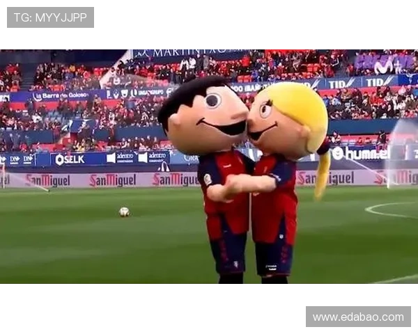 足球明星沙雕艺术创作展现球场魅力与创意的完美结合